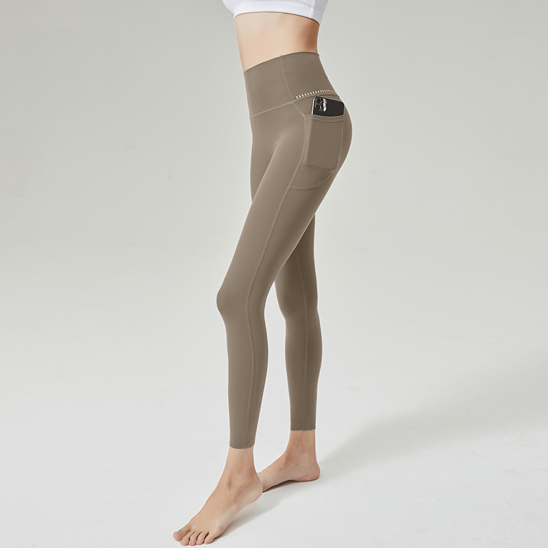 Side-pocket yoga leggings in a soft taupe colour